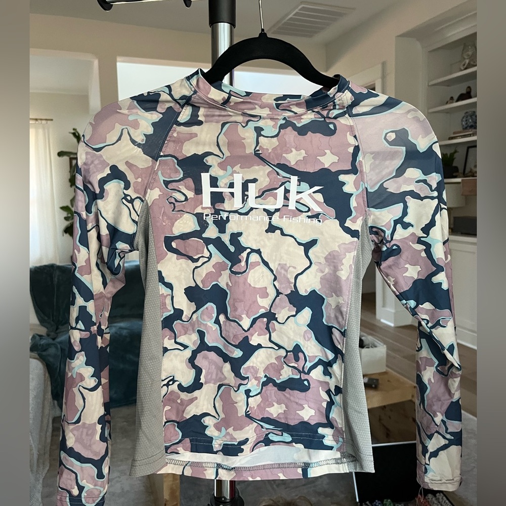 HUK Fishing- Kids Y Small Pursuit crew protection shirt. 50 SPF